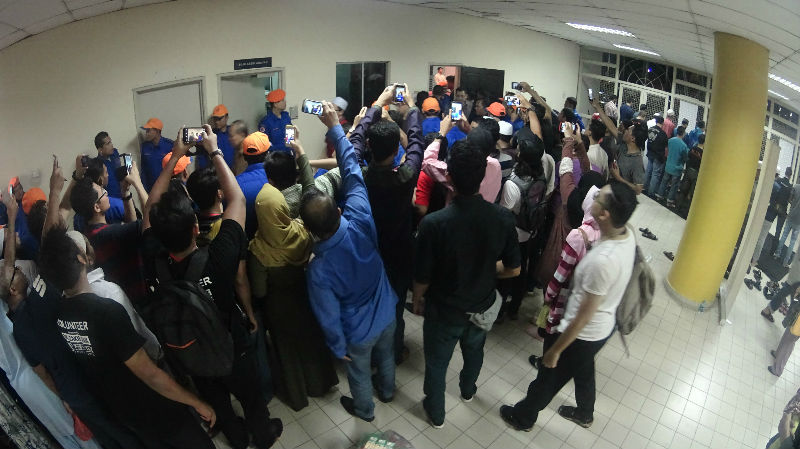 Peminat Zakir Naik setia menanti - Foto AWANI/Nizam Bakeri