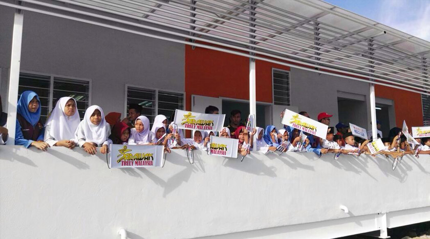 Sebahagian pelajar SK Sungai Ladong menunjukkan rasa gembira di bangunan baharu sekolah mereka. - Foto Astro AWANI
