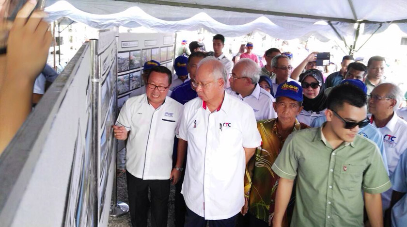 Najib diberi taklimat ringkas sewaktu membuat tinjauan prasarana baharu SK Sungai Ladong. - Foto Astro AWANI