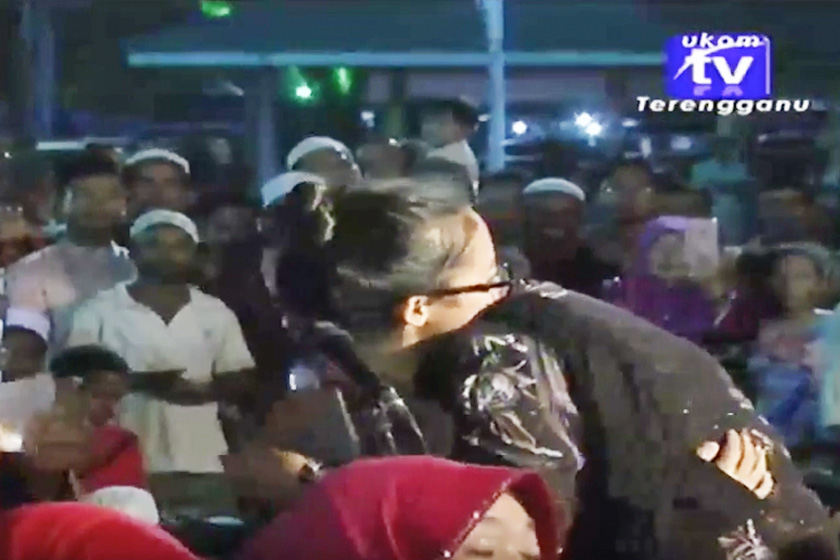 Gadis Kristian peluk Islam, ucap dua kalimah syahadah di hadapan Dr Zakir Naik