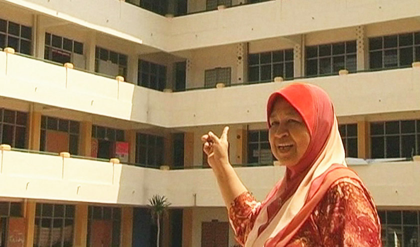 School principal Siti Hawa Mat pointing to where the hysteria attacks took place at the school. - Astro AWANI