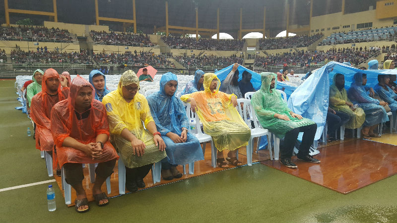 Hadirin yang tabah berhujan mendengar ceramah pembuka - Foto AWANI/Nizam Bakeri