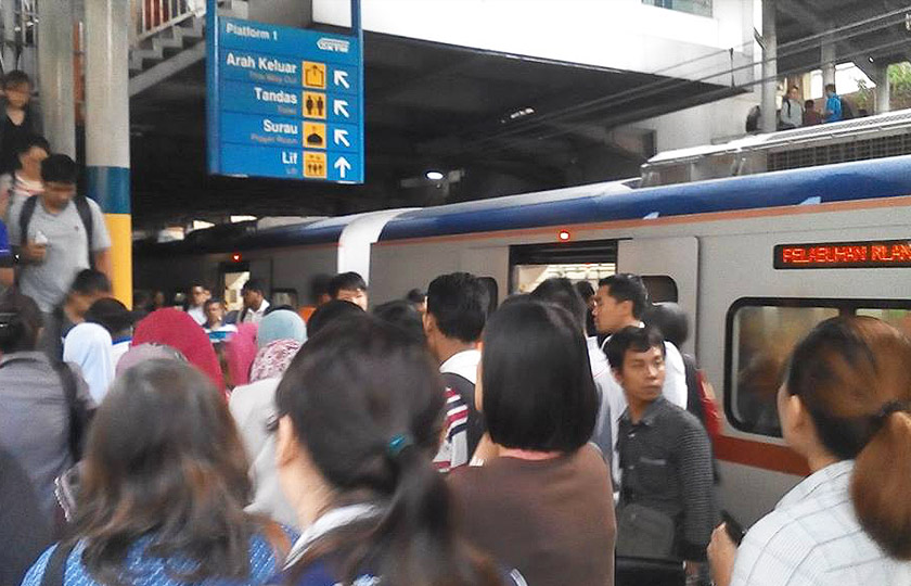 Stesen komuter sesak dengan penumpang yang menunggu tren lewat - Foto Facebook/Mohd Amin Ismail