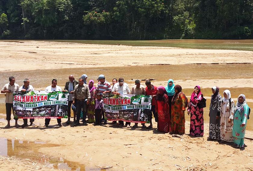 Penduduk Kampung Mat Daling membantah pembalakan di kawasan tadahan air. - Gambar Astro AWANI