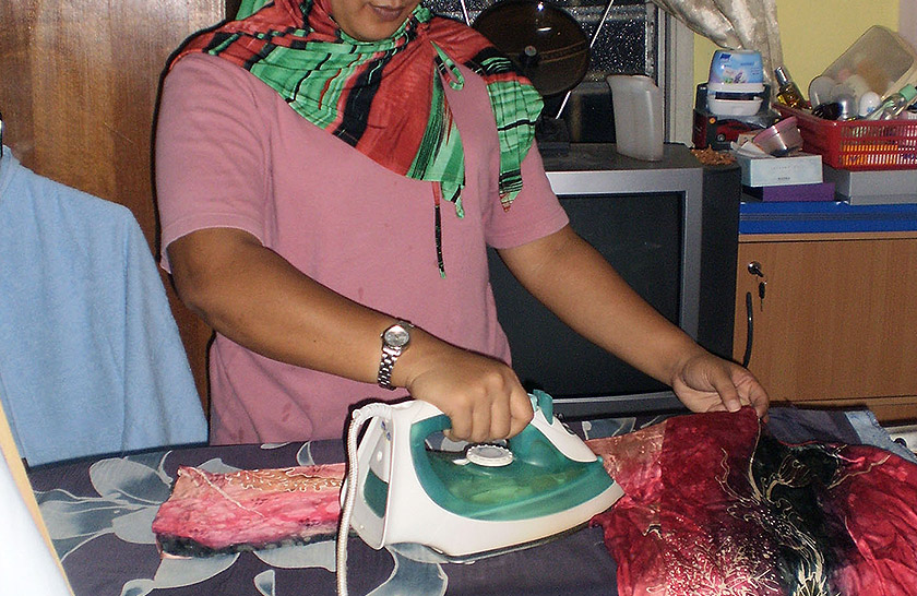 JIka bekerja dengan tekun dan setia, pembantu rumah mampu menambat hati majikan dan memperoleh keuntungan berganda. - Gambar hiasan