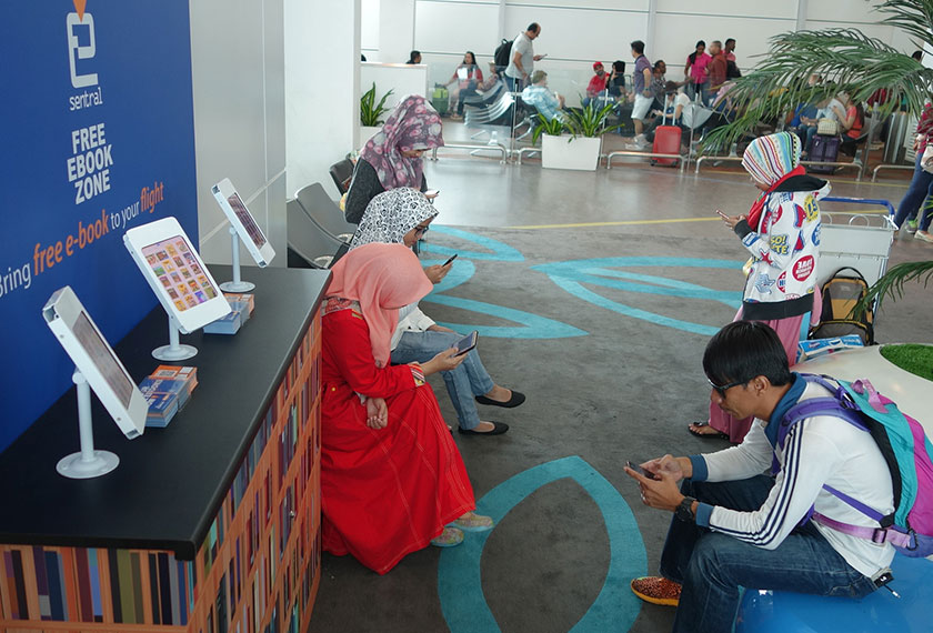 Penumpang pesawat di KLIA & KLIA 2 kini boleh memuat turun e-buku untuk waktu penerbangan dan semasa waktu menunggu