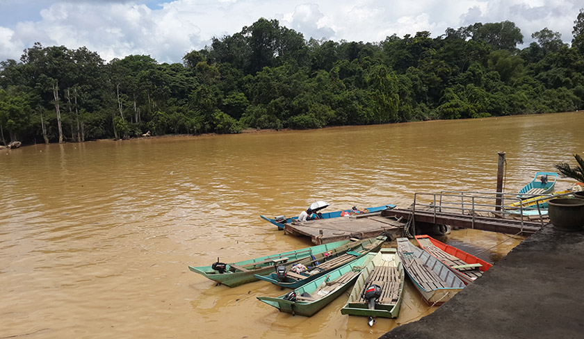 Buat masa ini mereka terpaksa bergantung kepada jalan sungai yang mengambil masa kira-kira tiga jam perjalanan menggunakan bot panjang. - Foto Astro AWANI / Tan Su Lin