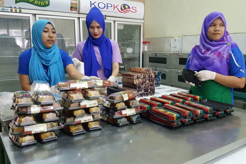 Kek lapis merupakan sejenis kuih pemanis mulut yang wajib ada di atas meja di rumah masyarakat Melayu Sarawak.