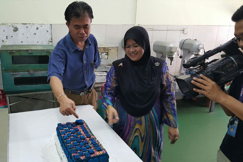 Antara kek lapis yang terkenal di premisnya adalah Masam Manis, Evergreen Gula Apong, Kek Lapis Dyg & Dyg's dan Lapis Lumut. - Foto Astro AWANI / Wan Syamsul Amly