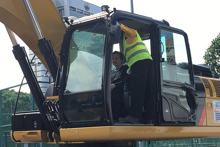 Tan Sri Zeti mengendalikan jengkaut dalam salah satu acara yang dirasmikannya. - Gambar fail