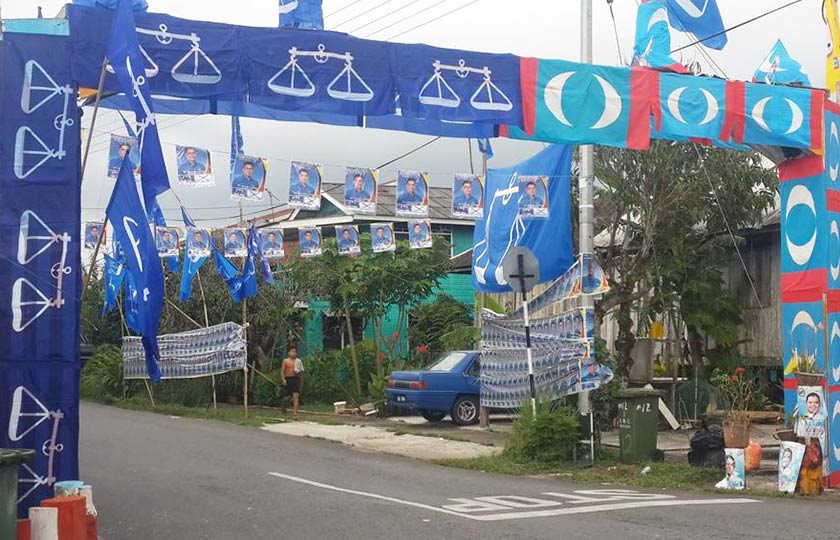 Tinjauan Astro Awani ke Kampung Baru mendapati pintu gerbang utama kampung berkenaan dihiasi dengan bendera BN dan DAP yang disusun sebelah menyebelah.