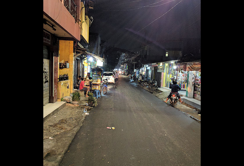 Jalan Lontar Atas yang sempit ini meriah dengan kenderaan dan pengunjung, termasuk pada waktu malam. - Foto Karim Raslan