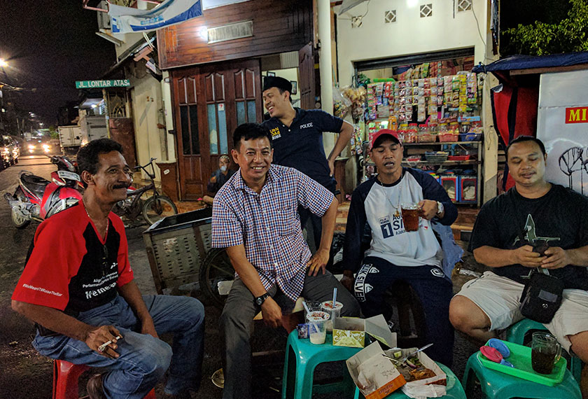 Mereka boleh terus lepak bersama di tempat yang mereka namakan 'ruang demokratik' ini walaupun masing-masing menyokong calon berbeza untuk pilihan raya Februari akan datang. - Foto Karim Raslan