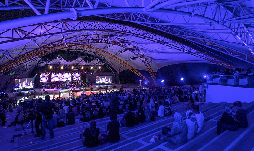 Para pengunjung yang hadir tidak melepaskan peluang untuk menyaksikan konsert