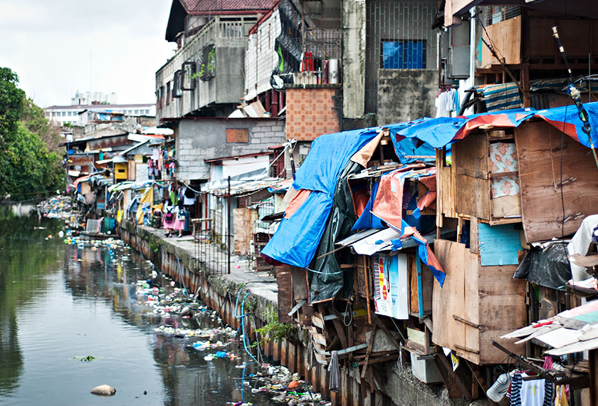Rey tinggal dalam kediaman setinggan yang hanya seluas lapan kaki persegi. - Foto: Karim Raslan