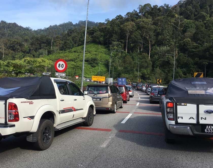 Laluan selepas Terowong Menora terkandas akibat lori tangki terbalik.