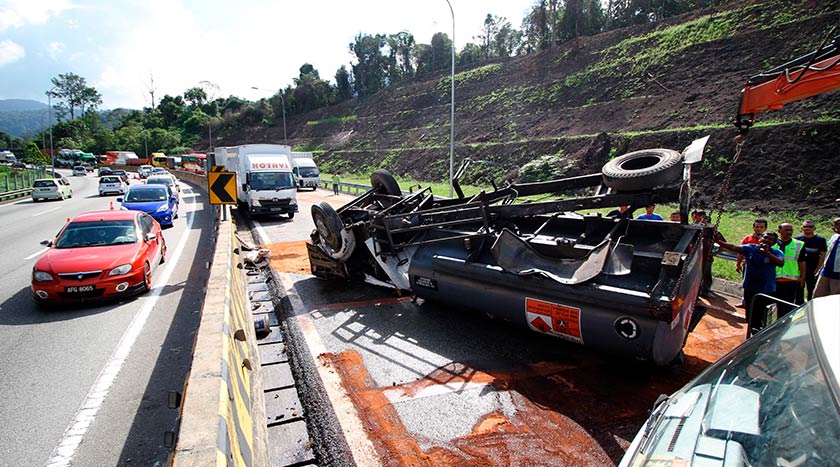 PLUS has opened a contraflow lane to ease the problem faced by motorists stuck in the traffic congestion.