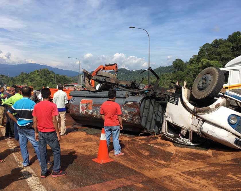 Kejadian dikatakan berlaku kira-kira jam 8.15 pagi Sabtu apabila keempat-empat tayar belakang lori tangki itu yang membawa diesel itu tercabut
