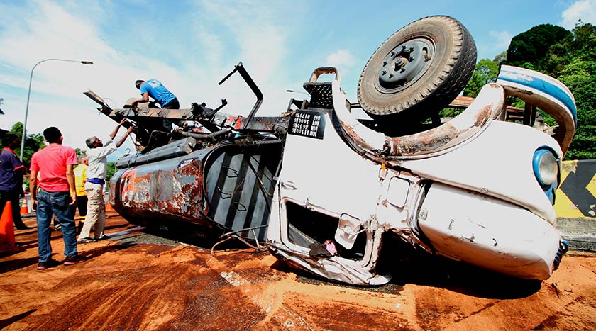 Traffic congestion stretching 12 kilometres occured near Menora Tunnel heading north, after a tanker lorry crashed at 256.5 km North-South Expressway (PLUS).
