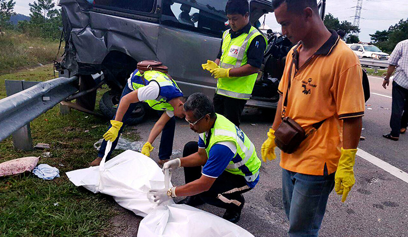 Nahas dipercayai berlaku selepas tayar hadapan kiri kenderaan pelbagai guna (MPV) jenis Hyundai Starex Royal yang dinaiki 10 sekeluarga itu meletup. - Foto Bernama