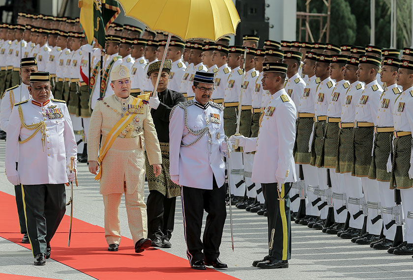 Sultan Muhammad V diisytiharkan sebagai Yang di-Pertuan Agong ke-15 dalam satu istiadat mengikut tradisi Kesultanan Melayu 