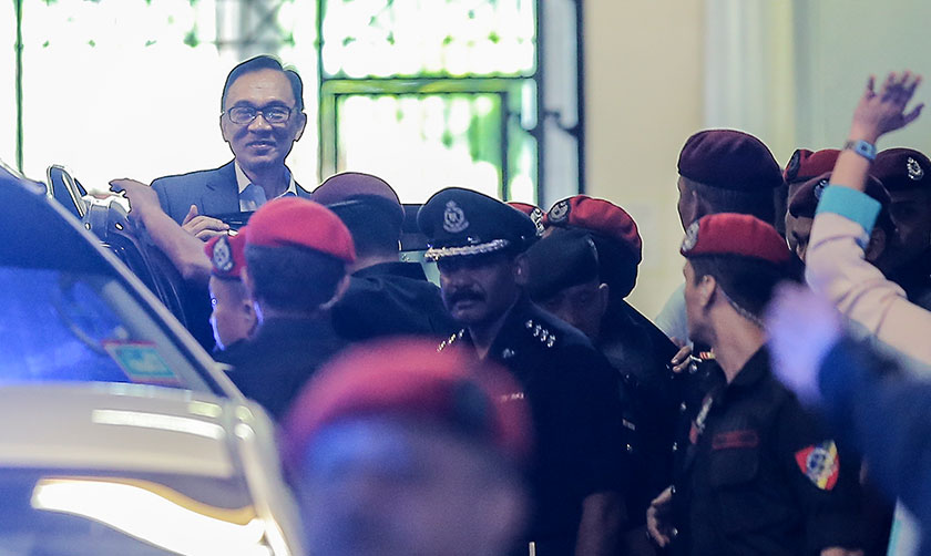 Mahkamah Persekutuan menolak semakan bekas ketua pembangkang, Datuk Seri Anwar Ibrahim dan mengekalkan sabitan serta hukuman penjara lima tahun terhadapnya kerana kesalahan meliwat.