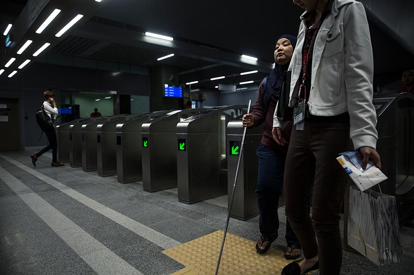 Antara penumpang awal yang menggunakan perkhidmatan mRT laluan Sungai Buloh-Kajang. - Foto Astro AWANI/Shahir Omar
