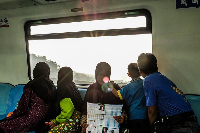 Orang ramai tidak melepaskan peluang untuk mencuba perkhidmatan MRT pada hari pertama ia beroperasi. - Foto Astro AWANI / Shahir Omar
