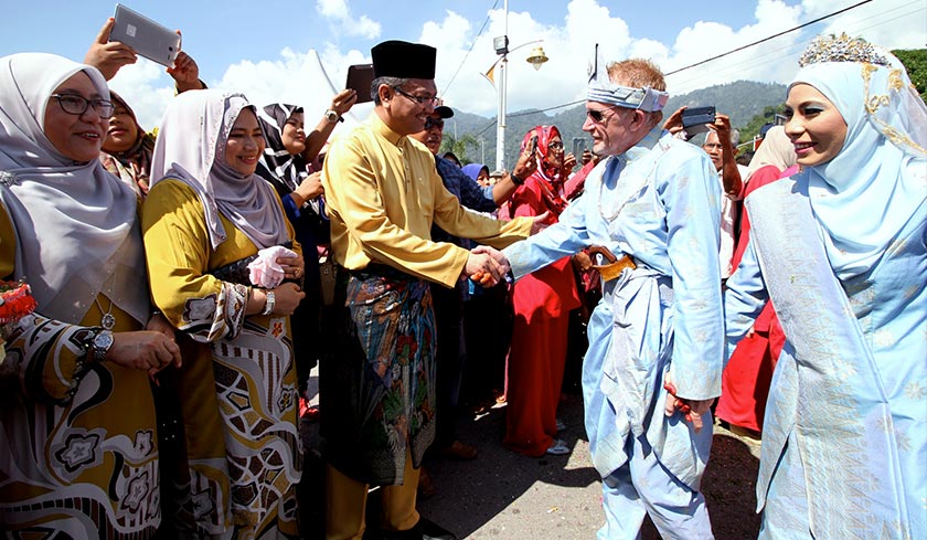 Pengerusi Perbadanan Tabung Pendidikan Tinggi Nasional merangkap Anggota Parlimen Lenggong Datuk Dr Shamsul Anuar Nasarah (tengah) menyambut pengantin baharu Muhammad Ashraf Hughes, 53, (dua,kanan) dengan pasangannya Nurul Hidayah Adnan, 29, (kanan) - Foto Bernama