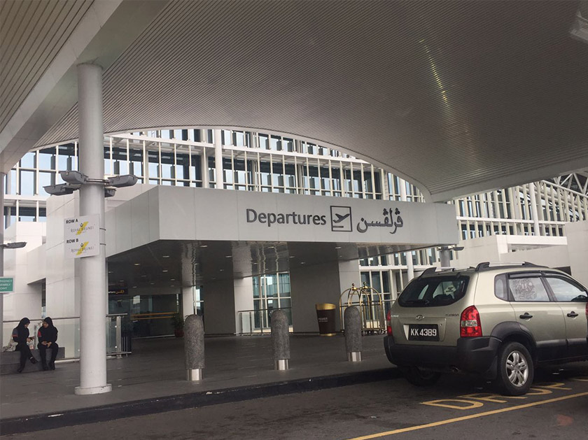 Pintu perlepasan di Lapangan Terbang Antarabangsa Brunei.