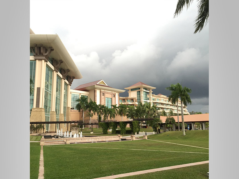 The Empire Hotel selalu dikunjungi oleh masyarakat yang ingin bersiar-siar dan mengambil gambar disekitar hotel yang cantik-cantik belaka. 