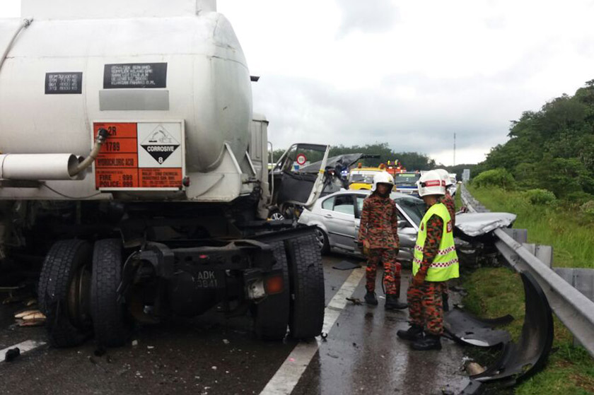 Kemalangan membabitkan empat buah kereta dan empat lori. - Foto Jabatan Bomba dan Penyelamat