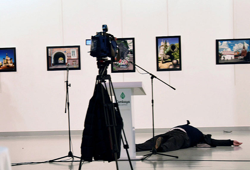 Insiden turut dirakamkan jurufoto yang berada di lokasi untuk pelancaran pertunjukkan seni yang ditaja kedutaan Rusia.