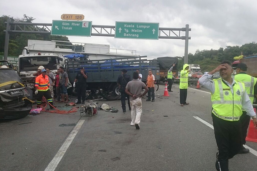 Kejadian itu berlaku apabila sebuah lori dari arah selatan menghala utara hilang kawalan lalu memasuki laluan bertentangan. - Foto Jabatan Bomba dan Penyelamat