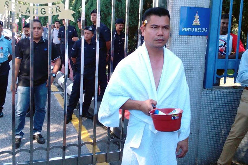 Jamal yang tiba di pintu utama bangunan itu jam 9.40 pagi tadi bagaimanapun dihalang daripada memasuki perkarangan SUK.