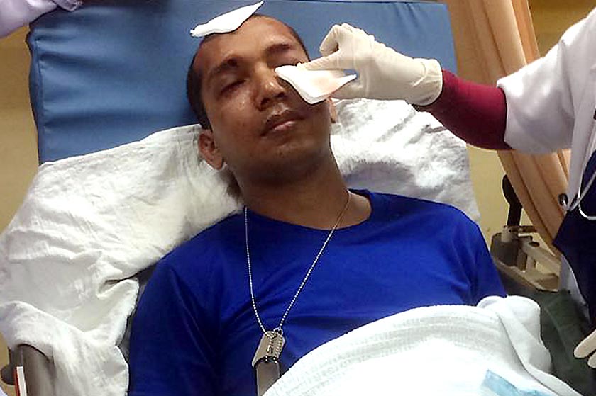 Seorang daripada tiga anak kapal yang cedera sedang menerima rawatan kecemasan di Hospital Seberang Jaya petang ini. - Foto Bernama