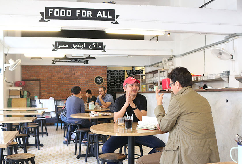 Karim Raslan berbual bersama Chiu Keng Guan, pengarah filem “Ola Bola”.