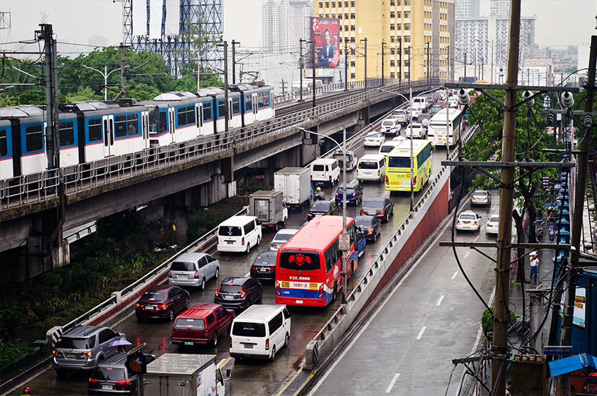 Epifanio de los Santos Avenue (EDSA) adalah jalan utama di sekitar Metro Manila, lebarnya hampir 24 km. Wilayah ini sering padat sepanjang hari oleh penumpang yang ingin menuju sekitar kota.