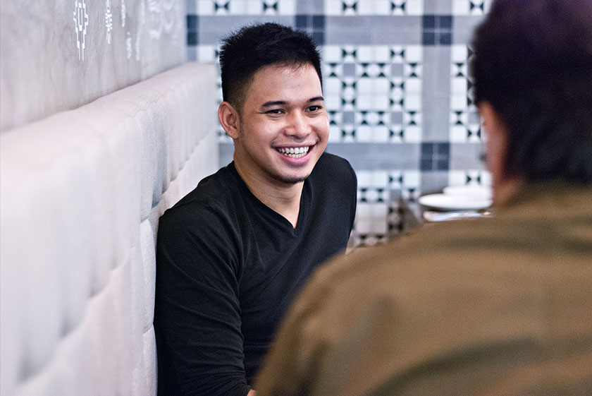 Saudara laki-laki Eru memperkenalkannya kepada industri BPO. Mereka tidak melihat ini sebagai karir - namun sebagai batu loncatan untuk kehidupan yang lebih baik.