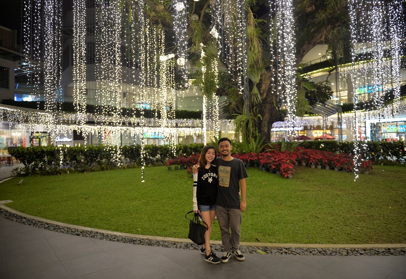 Kimee Enciso (L), 21, student and Blanchi Marasigan pose for a photograph at a shopping mall in Quezon city, Metro Manila, Philippines December 14, 2016. 