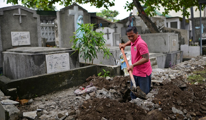 Sandro Gabriel Jr, 34, grave digger at Pasay Public Cemetery, digs a grave in Pasay city, Metro Manila , Philippines September 29, 2016. 