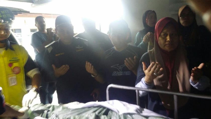 Kedua-dua mayat itu dipercayai mangsa yang terlibat dalam kejadian lemas Ahad lepas berdasarkan pakaian yang masih terlekat pada badan mangsa. - Foto APMM