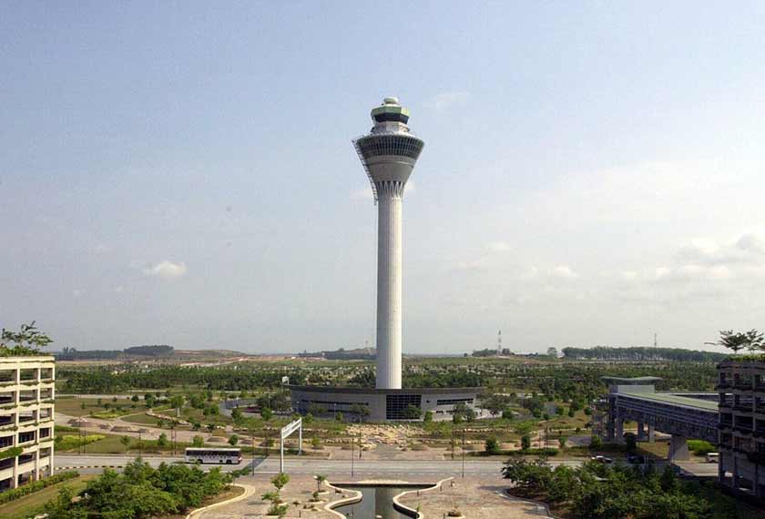 Menara kawalan lapangan terbang tertinggi - Foto Bernama