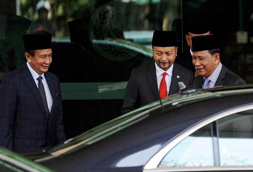 Pengerusi Jemaah Pemangku Sultan Kedah, Tan Sri Tunku Sallehudin Ibni Almarhum Sultan Badlishah (kanan) dan Anggota Jemaah Pemangku, Tan Sri Tunku Abdul Hamid Thani (kiri) diiringi Menteri Besar Kedah, Datuk Seri Mukhriz Tun Mahathir (tengah) sejurus selesai perjumpaan dengan Anggota Dewan Undangan Negeri (ADUN) Barisan Nasional di Wisma Darul Aman hari ini.