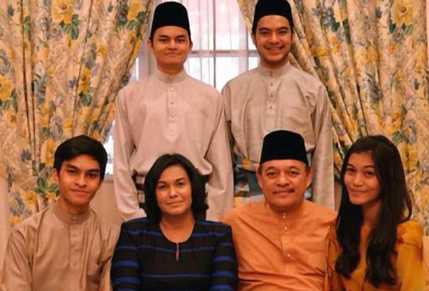 Selain kedua ibu bapa, Muhamad Aaron (duduk, kiri) meninggalkan dua abangnya, Muhamad Ariel (berdiri, kiri), Muhamad Adrien (berdiri, kanan) serta kakaknya Yelena (duduk, kanan). - Gambar ihsan keluarga