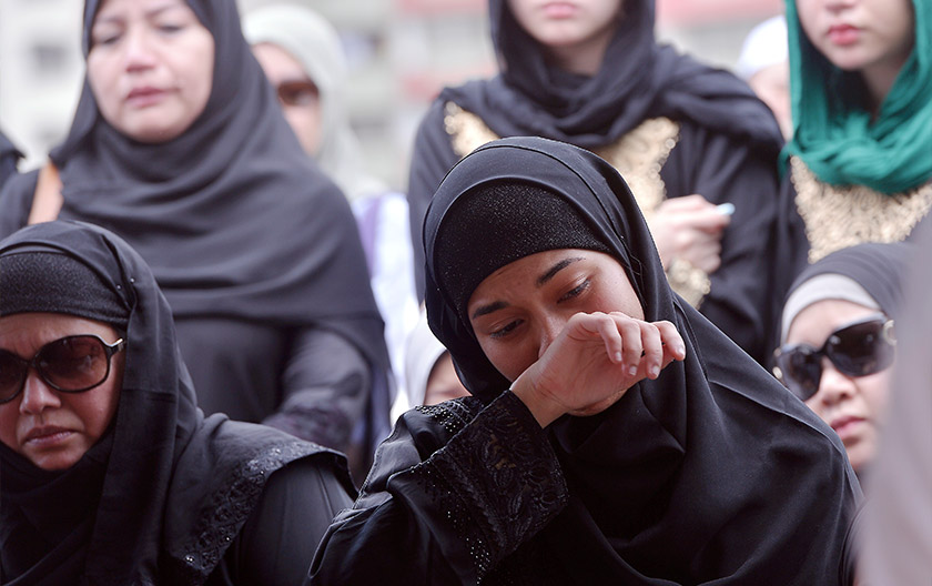 Yelena tidak dapat menahan sebak semasa upacara pengebumian adiknya. - fotoBERNAMA