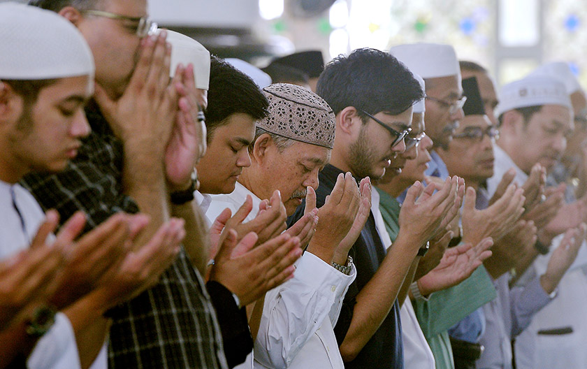 Maseri bersama ahli keluarga dan kenalan mengaminkan doa ketika jenazah anaknya disembahyangkan di Masjid Sultan Abdul Samad sejurus tiba di KLIA pagi tadi. - fotoBERNAMA