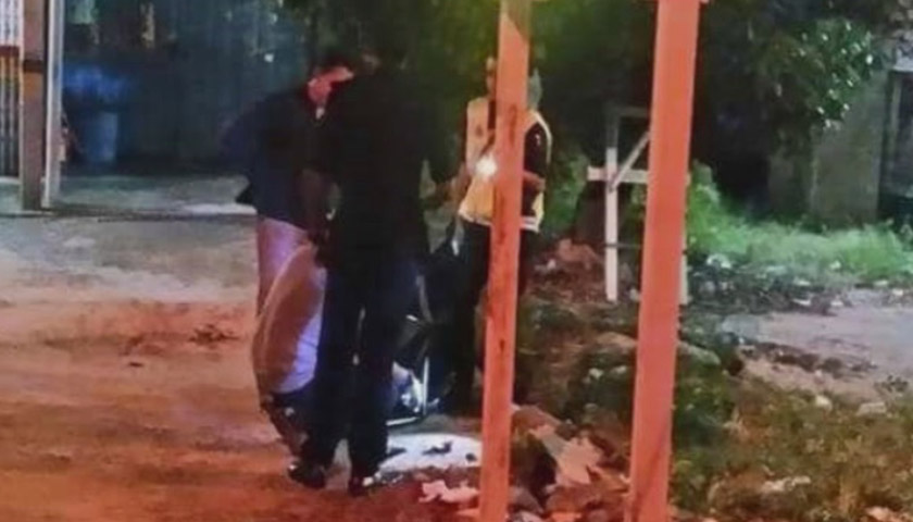 Polis sedang meneliti lokasi kejadian.