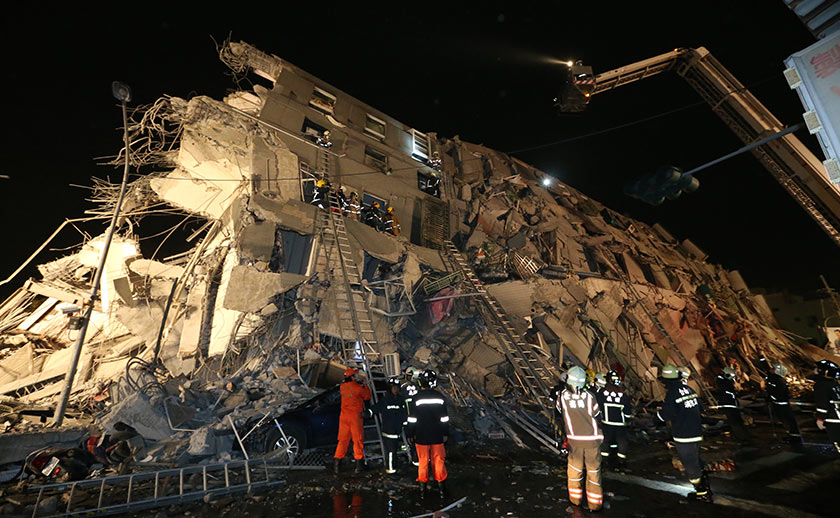 Rescue personnel carry a survivor at the site of a collapsed building in the southern Taiwanese city of Tainan following a strong 6.4-magnitude earthquake that struck the island early on Feb 6, 2016. - AFP Photo/Johnson Liu