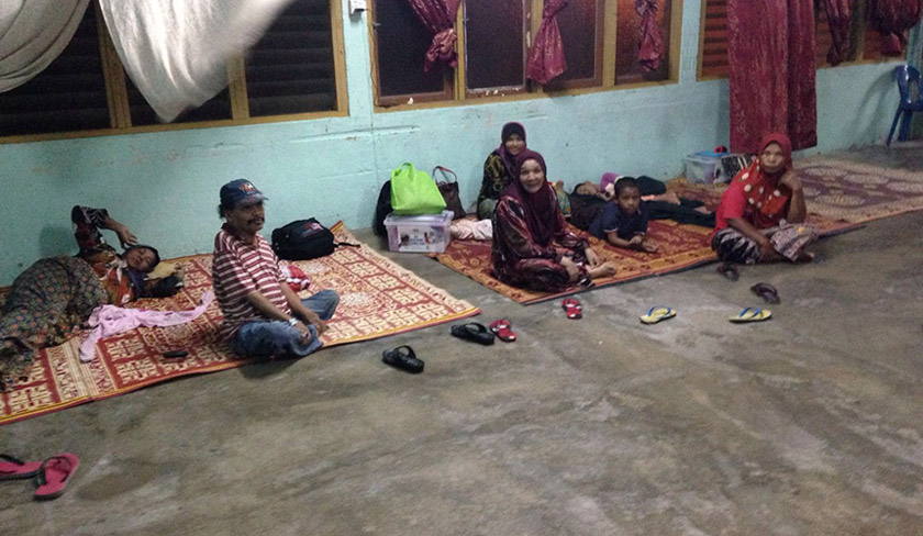 Beberapa penduduk dari kampung yang terjejas dipindahkan ke pusat pemindahan Sekolah Kebangsaan Pulau Kundur. - Foto Astro AWANI